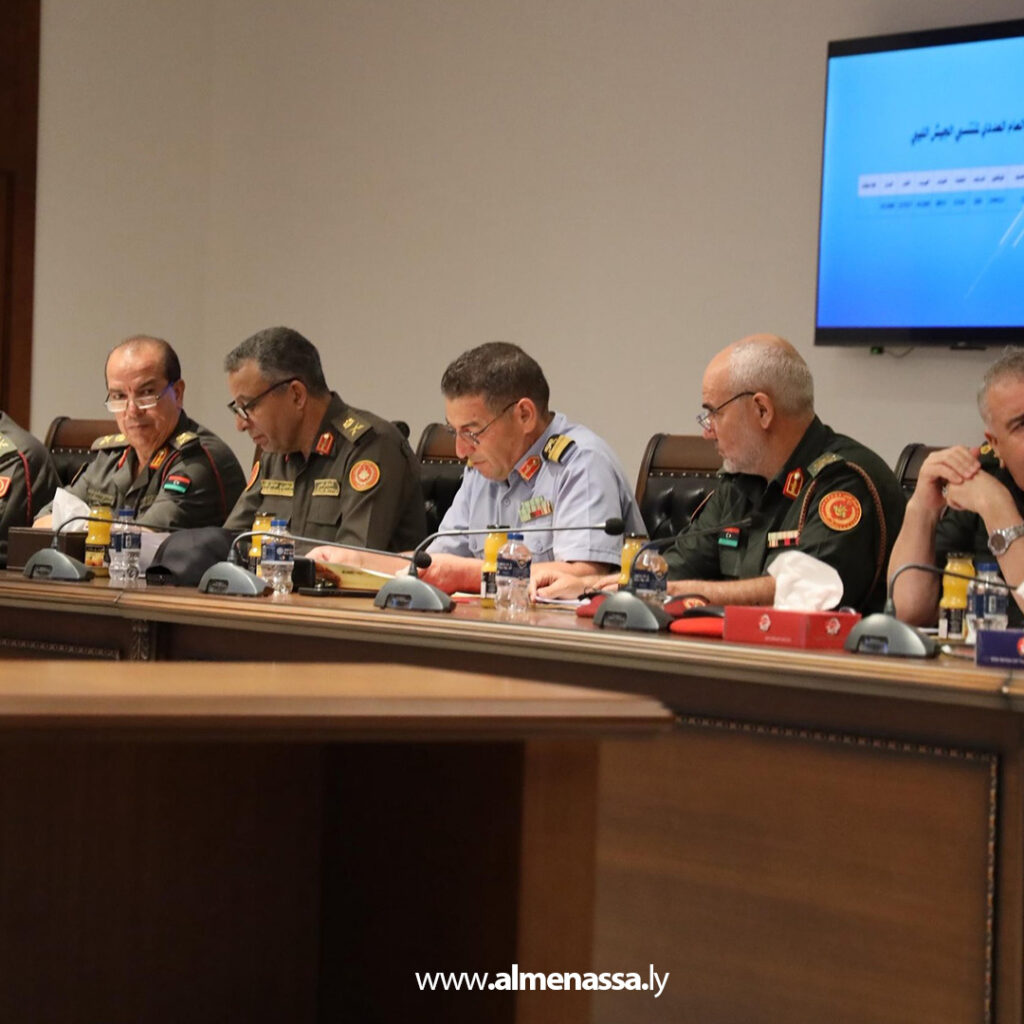 Extra1 86 الحداد يبحث سُبل تطوير العمل الإداري والعسكري داخل المؤسسة العسكرية