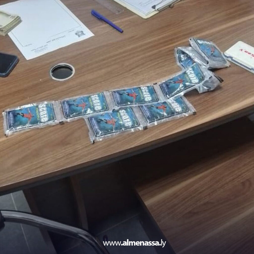 Extra1 98 نجدة بنغازي تضبط مركبة مشبوهة بداخلها مواد مسكرة ومبلغ مالي في محطة الجبو