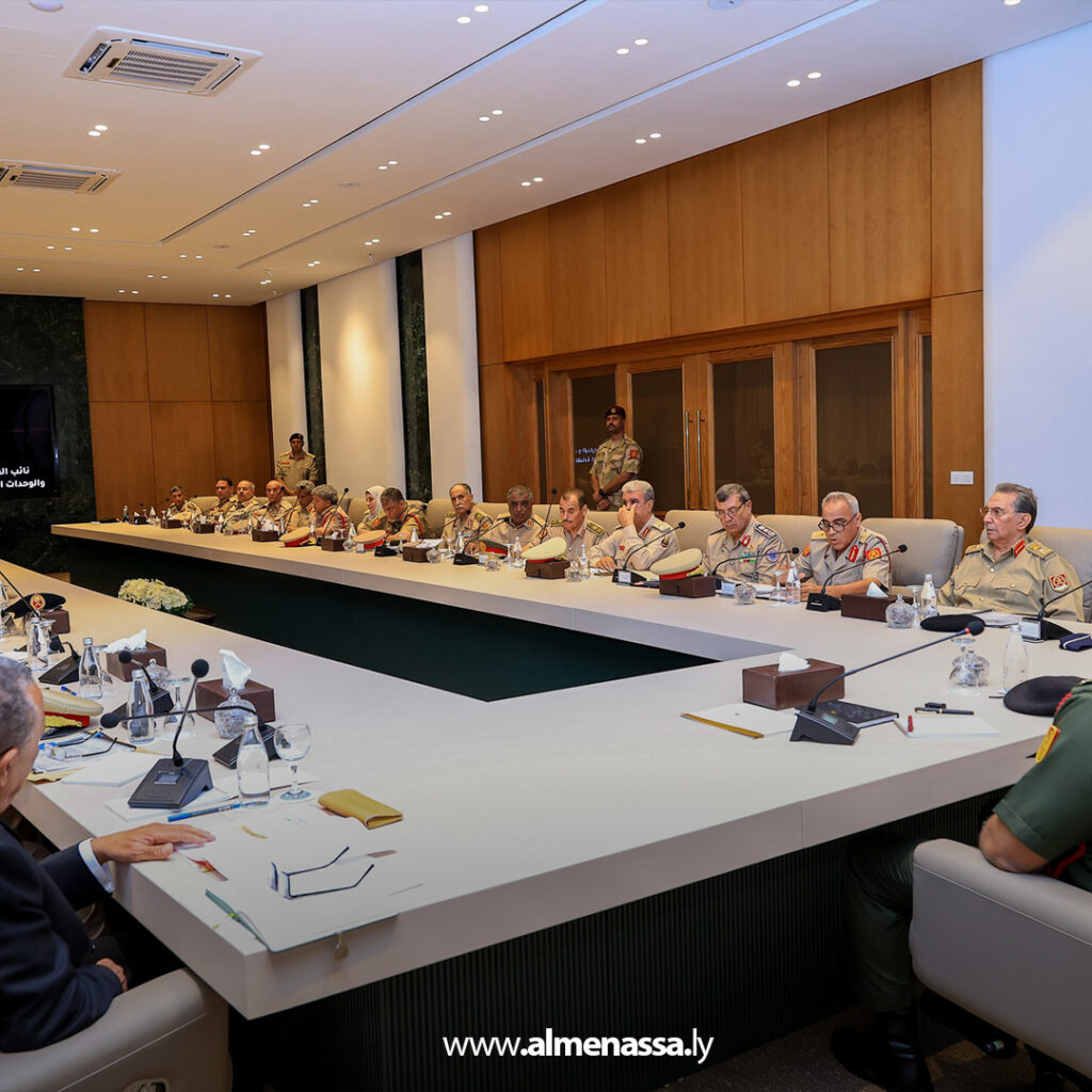 Extra11 100 نائب القائد العام يبحث مع قادة الوحدات خطط تنفيذ رؤية 2030 لتطوير القوات المسلحة