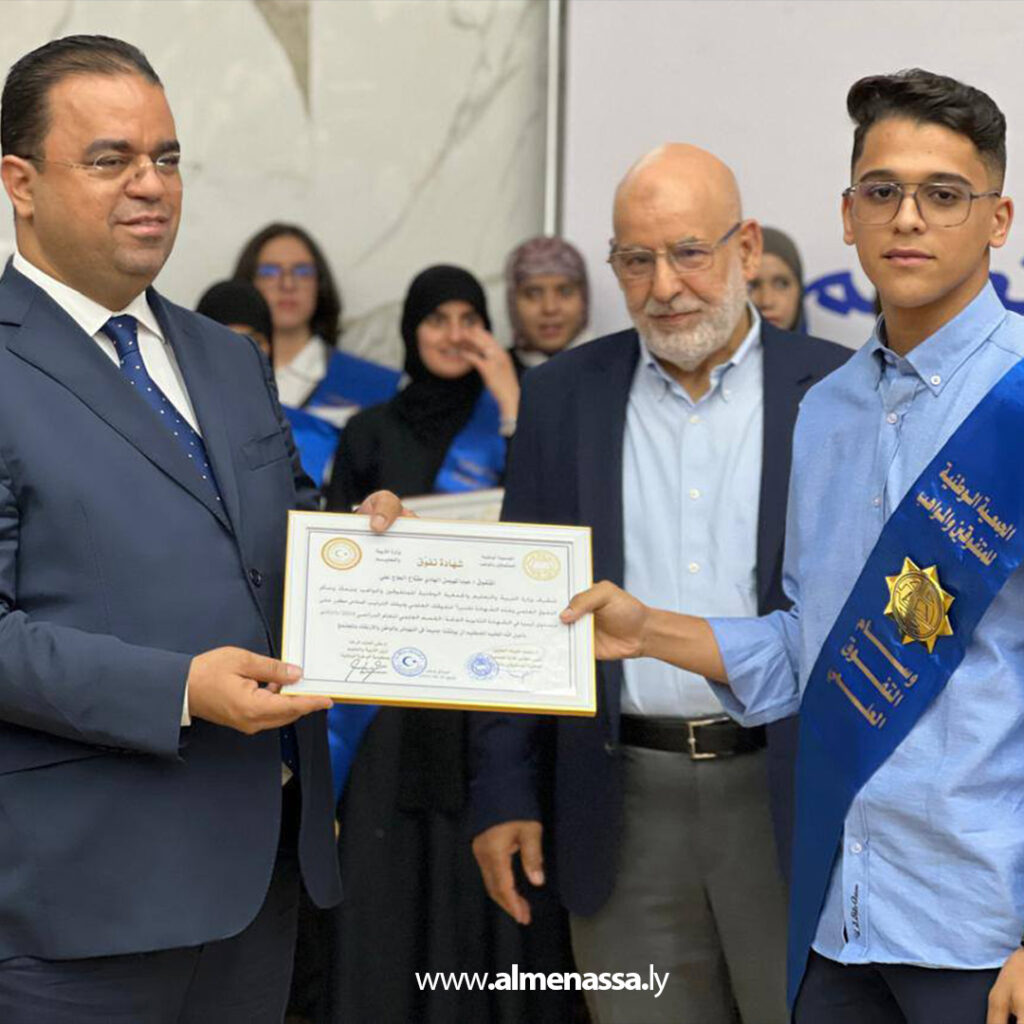 Extra11 111 وزير التربية والتعليم يكرم أوائل طلبة الشهادة الثانوية والمتفوقين على مستوى ليبيا