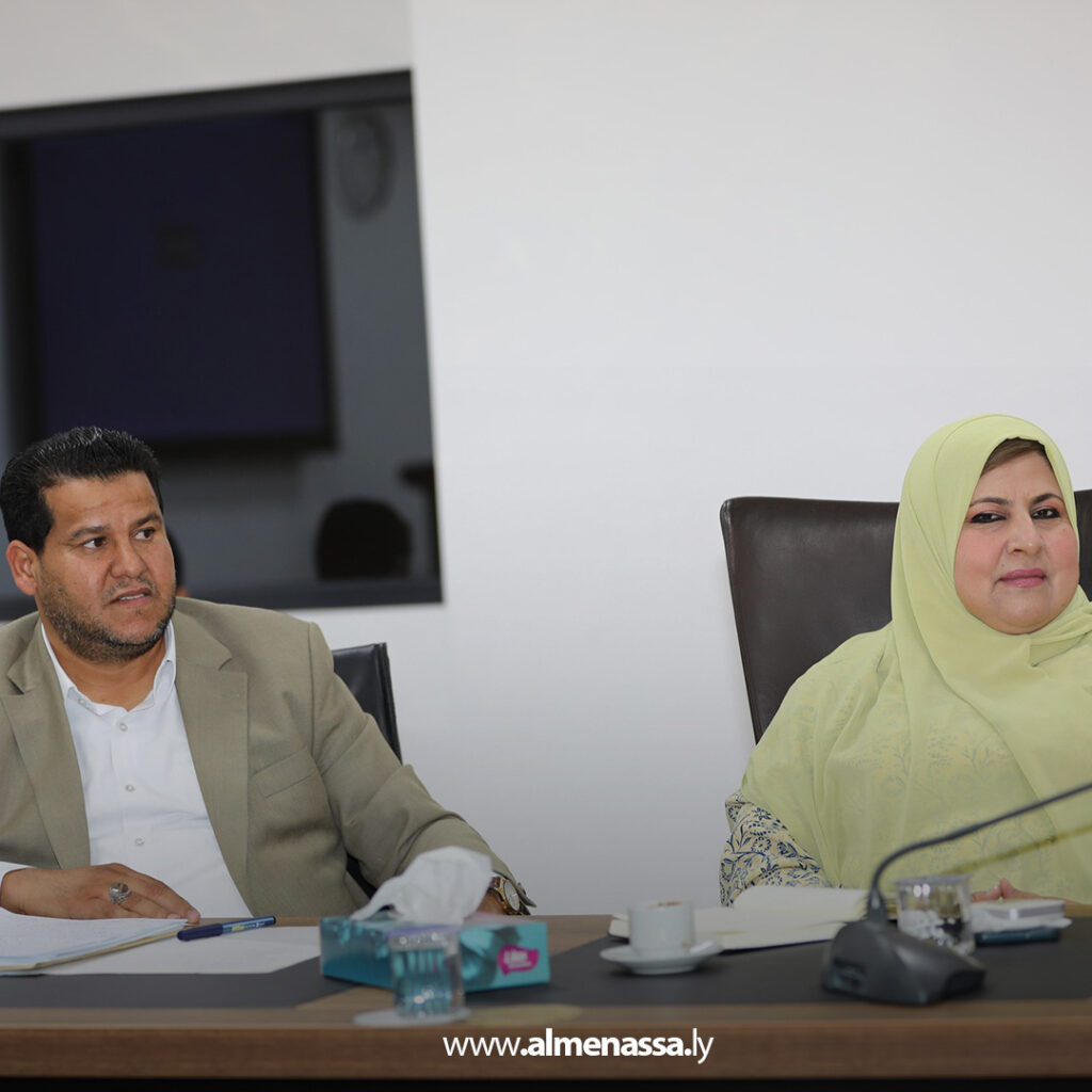 Extra11 27 الحويج يبحث تنظيم عمل شركات التأمين ويشدد على تجديد السجل التجاري