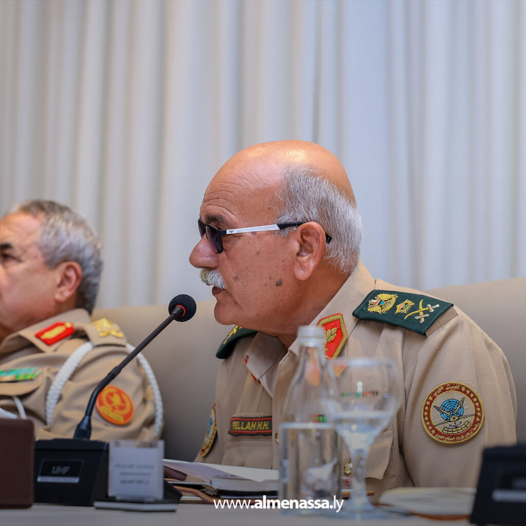 Extra1111 37 نائب القائد العام يبحث مع قادة الوحدات خطط تنفيذ رؤية 2030 لتطوير القوات المسلحة