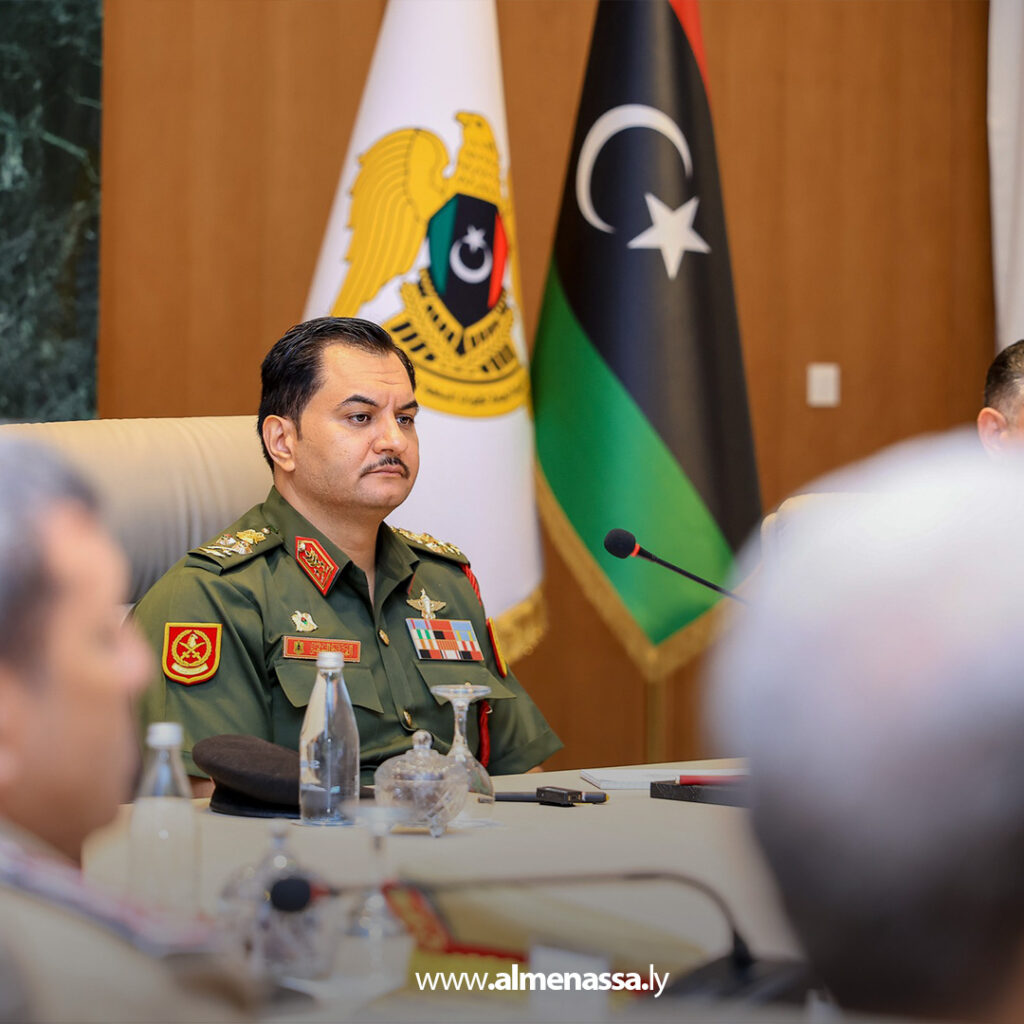 Extra11111 23 نائب القائد العام يبحث مع قادة الوحدات خطط تنفيذ رؤية 2030 لتطوير القوات المسلحة