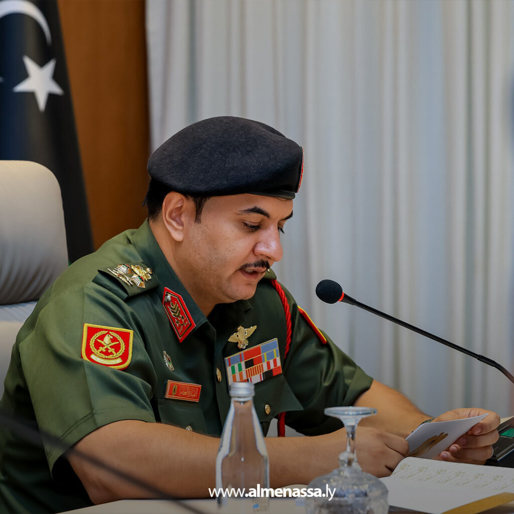 Extra111111 16 نائب القائد العام يبحث مع قادة الوحدات خطط تنفيذ رؤية 2030 لتطوير القوات المسلحة