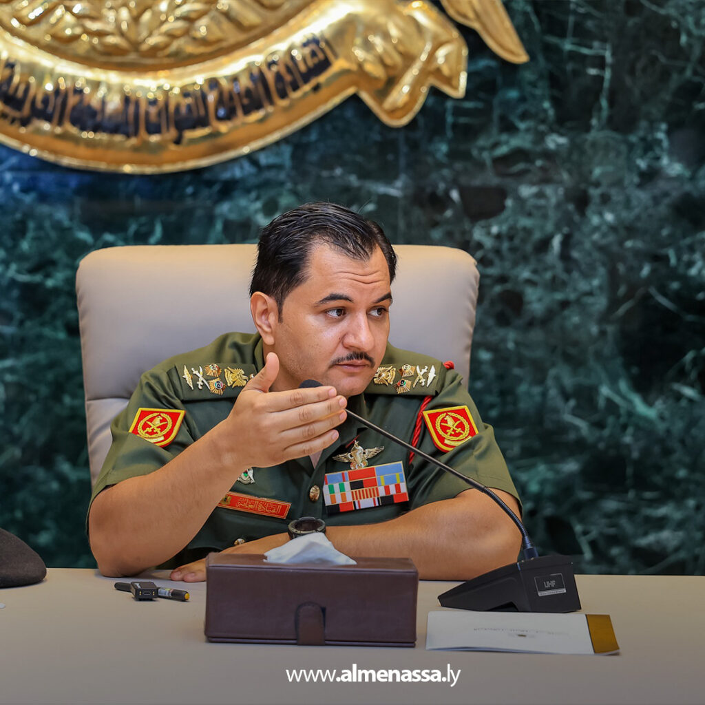 Extra1111111 13 نائب القائد العام يبحث مع قادة الوحدات خطط تنفيذ رؤية 2030 لتطوير القوات المسلحة