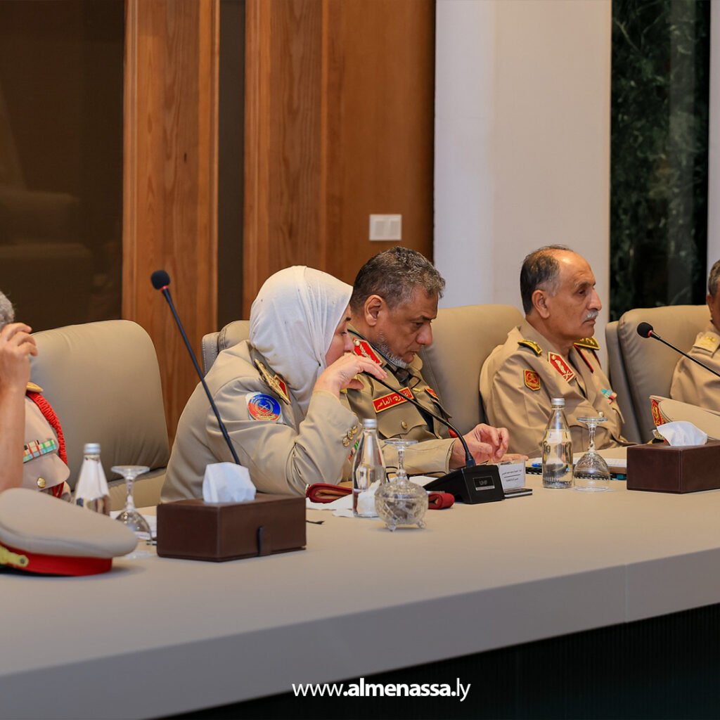 Extra11111111 12 نائب القائد العام يبحث مع قادة الوحدات خطط تنفيذ رؤية 2030 لتطوير القوات المسلحة