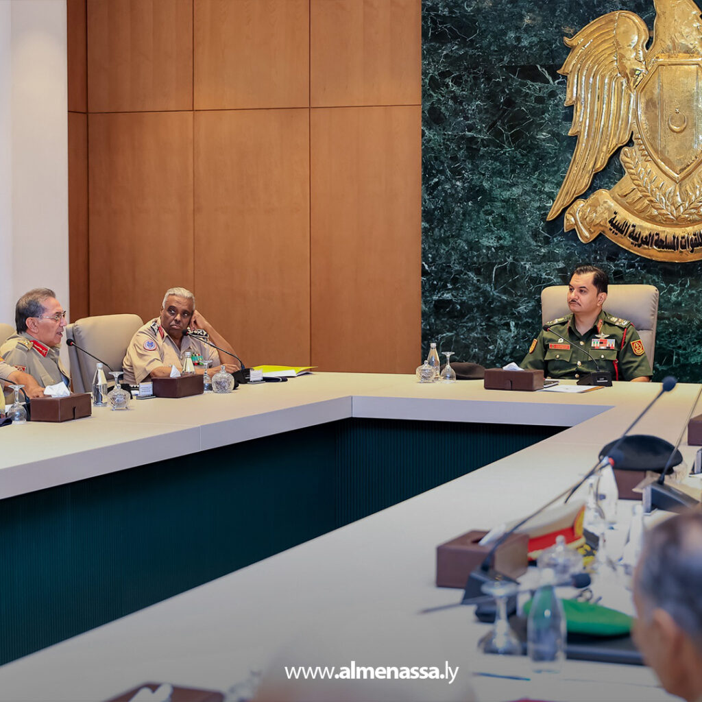 Extra111111111 9 نائب القائد العام يبحث مع قادة الوحدات خطط تنفيذ رؤية 2030 لتطوير القوات المسلحة