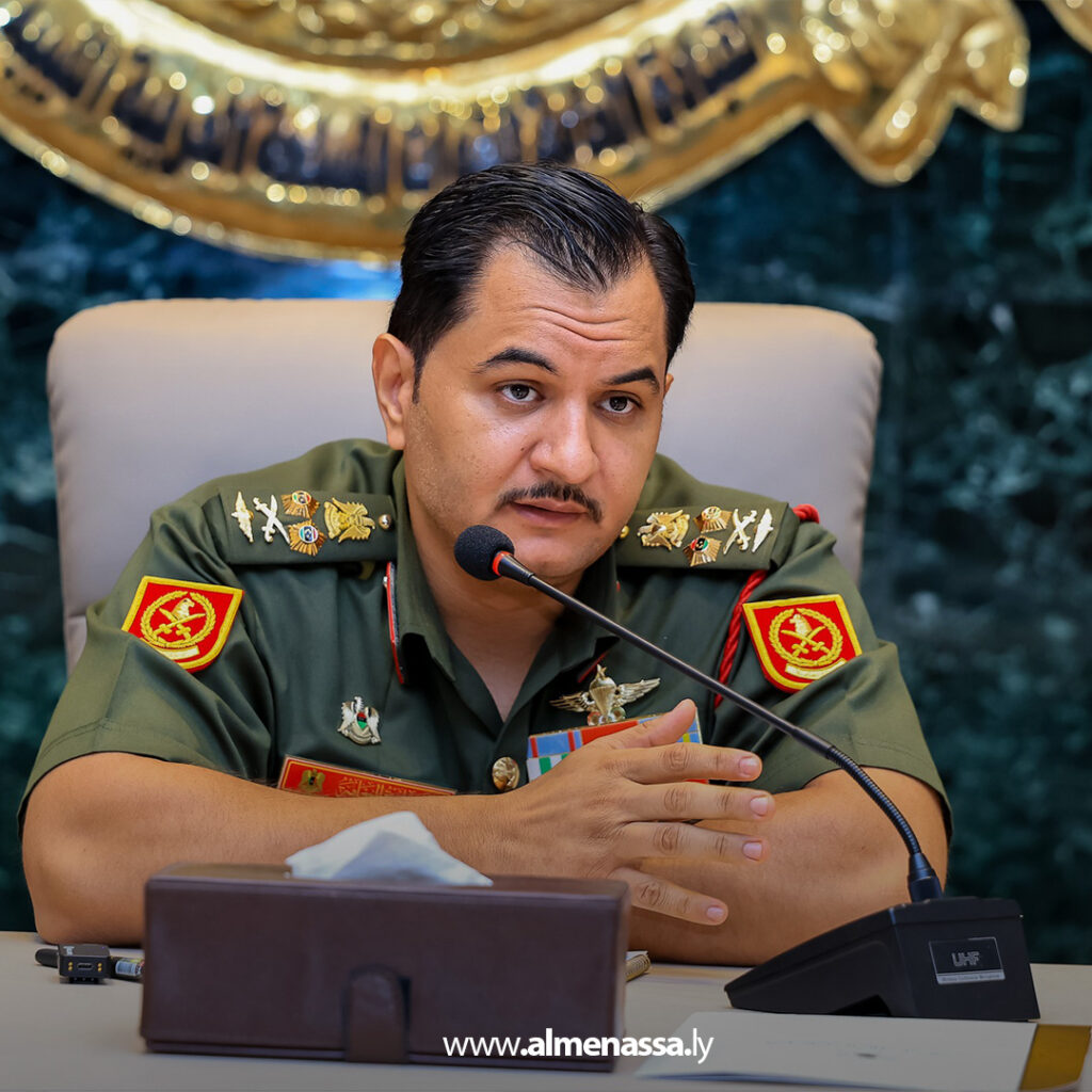 Extra1111111111 7 نائب القائد العام يبحث مع قادة الوحدات خطط تنفيذ رؤية 2030 لتطوير القوات المسلحة