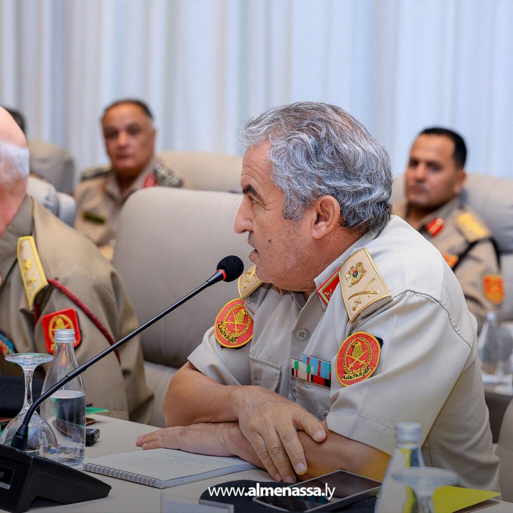 Extra11111111111 6 نائب القائد العام يبحث مع قادة الوحدات خطط تنفيذ رؤية 2030 لتطوير القوات المسلحة