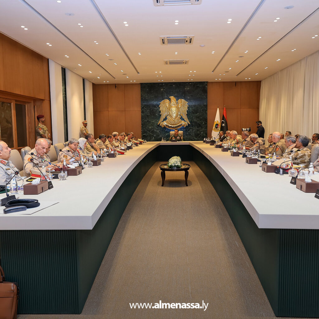 Extra111111111111 6 نائب القائد العام يبحث مع قادة الوحدات خطط تنفيذ رؤية 2030 لتطوير القوات المسلحة