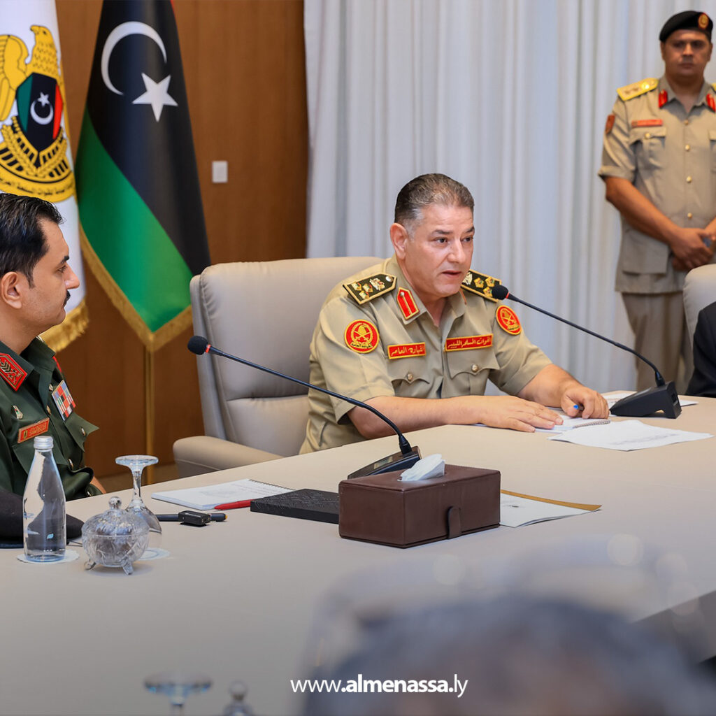 Extra1111111111111 6 نائب القائد العام يبحث مع قادة الوحدات خطط تنفيذ رؤية 2030 لتطوير القوات المسلحة