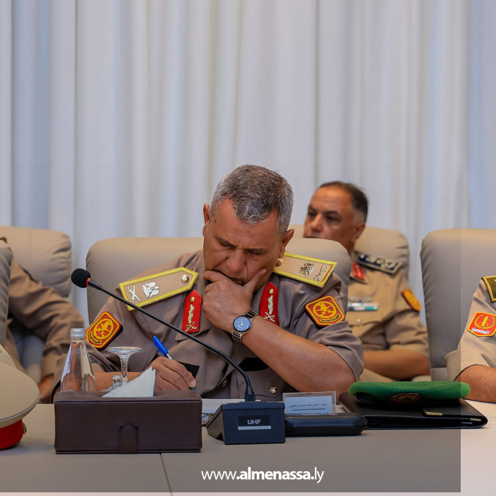 Extra11111111111111 4 نائب القائد العام يبحث مع قادة الوحدات خطط تنفيذ رؤية 2030 لتطوير القوات المسلحة