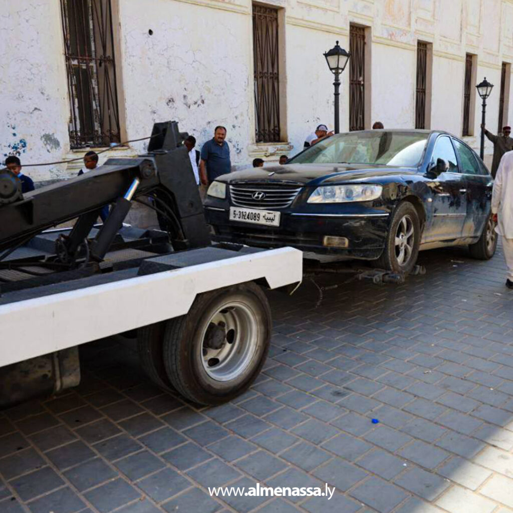 Extra 37 مرور طرابلس المركز يزيل المركبات المعرقلة لحركة السير بشارع المعرى