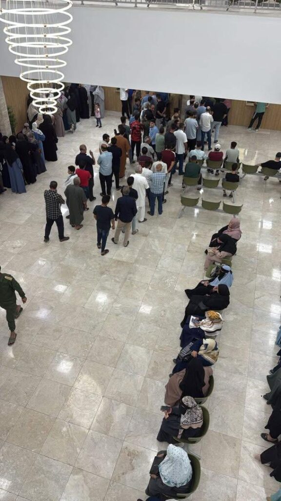 IMG 5198 طوابير طويلة أمام المصارف تطالب بالسيولة النقدية وسقف السحب تواجه طموح المواطنين