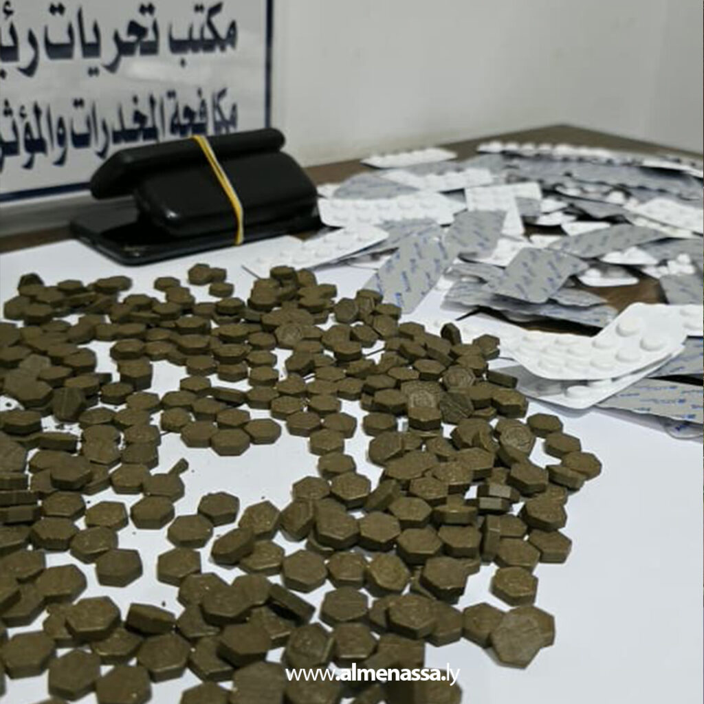 Extra 100.jpg1 100 ضبط تاجر أقراص مهلوسة بحوزته كميات كبيرة وأنواع شديدة الخطورة في بنغازي