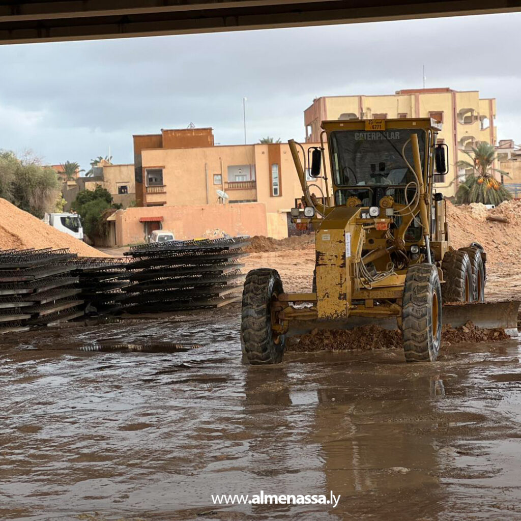 Extra 101.jpg11 101 فرق طوارئ سوق الجمعة تواصل عملها الميداني منذ الفجر لمعالجة تجمعات المياه