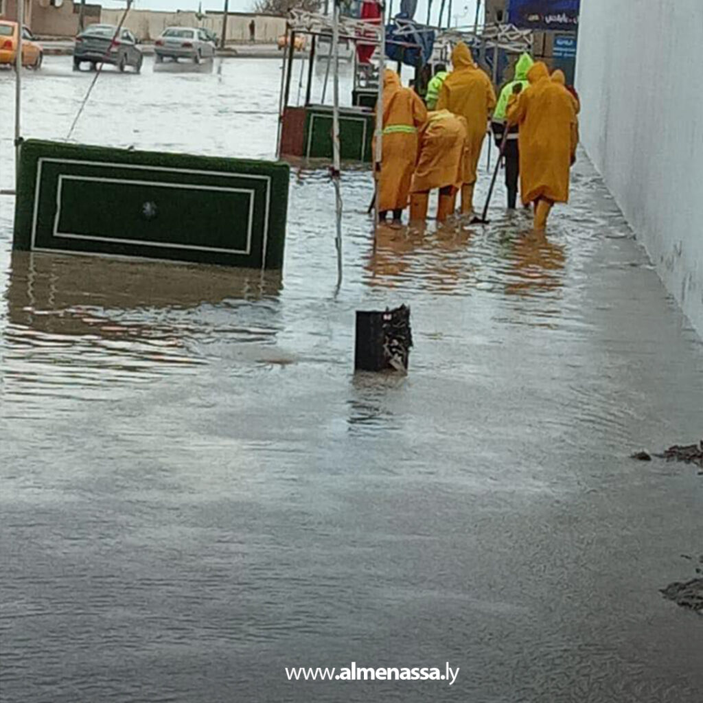 Extra 105.jpg3 105 فرق طوارئ سوق الجمعة تواصل عملها الميداني منذ الفجر لمعالجة تجمعات المياه