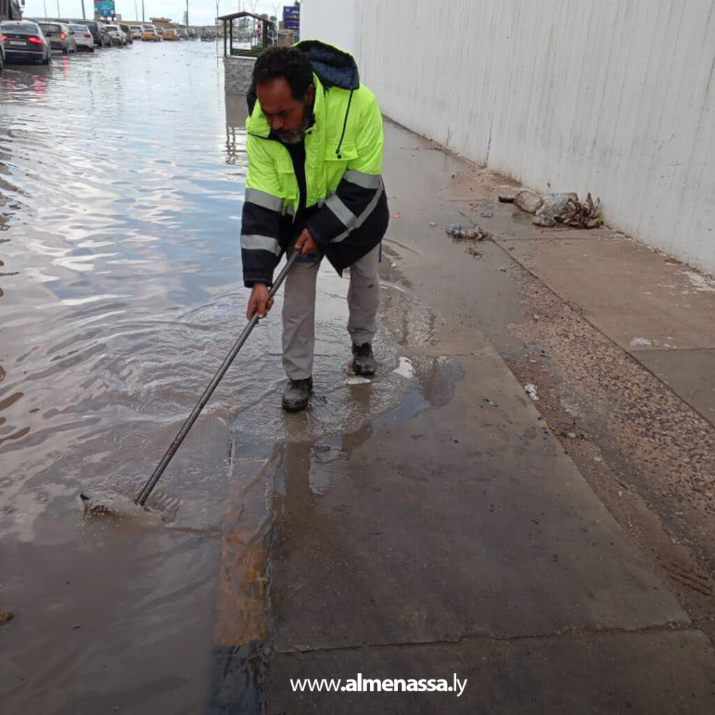 Extra 126.jpg2 126 فرق طوارئ سوق الجمعة تواصل عملها الميداني منذ الفجر لمعالجة تجمعات المياه