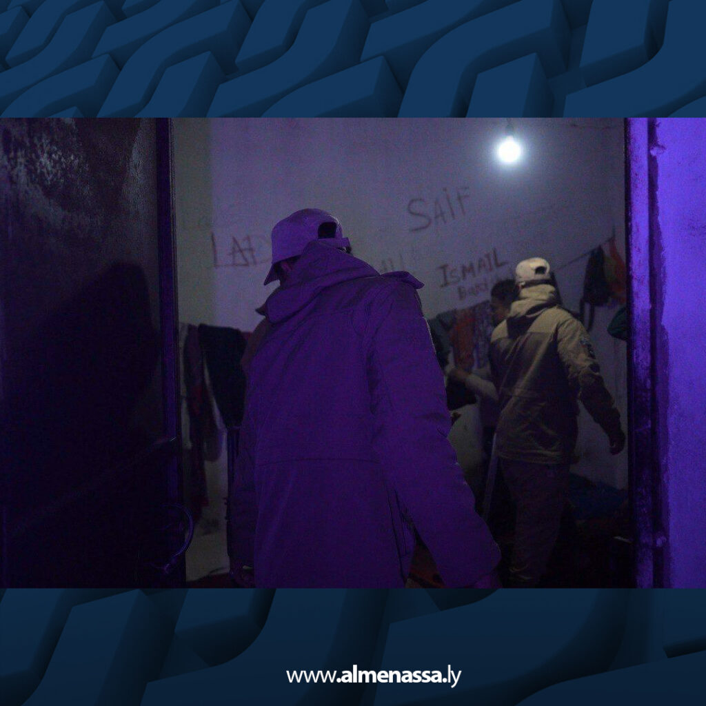 Extra 49.jpg7 49 جهاز مكافحة الهجرة يضبط مخزن مهاجرين في ضواحي بنغازي ويقبض على المنسق الرئيسي للتهريب