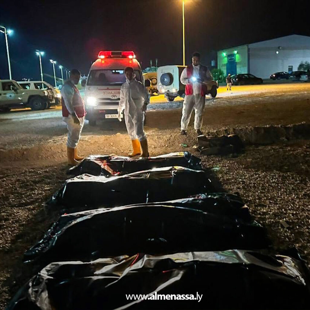 Extra 74.jpg2 74 انقلاب قاربين لمهاجرين غير نظاميين قرب ساحل الخمس يسفر عن سقوط قتلى