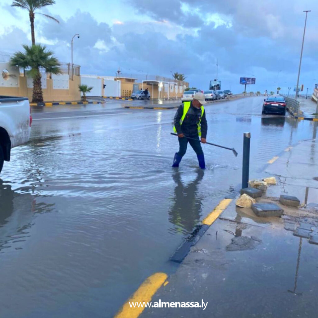 Extra 97.jpg11 97 شركة المياه والصرف الصحي طرابلس تتابع حالة شبكات الصرف بعد هطول الأمطار