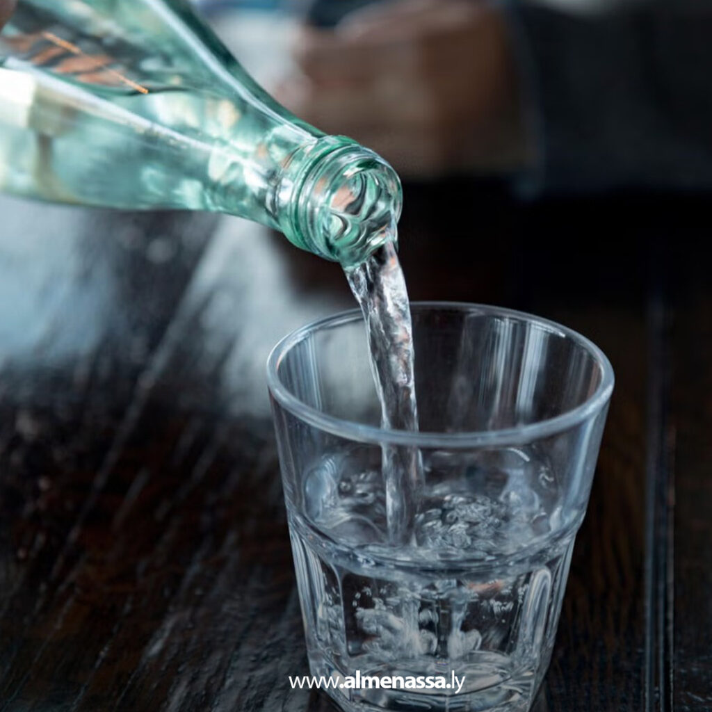 Extra 54.jpg1 54 اختصاصية تغذية تحذّر: شرب الماء واقفاً قد يسبب ارتجاع مريئي وأضرار على الكلى والمعدة