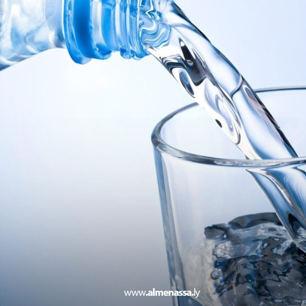 Extra 79 اختصاصية تغذية تحذّر: شرب الماء واقفاً قد يسبب ارتجاع مريئي وأضرار على الكلى والمعدة