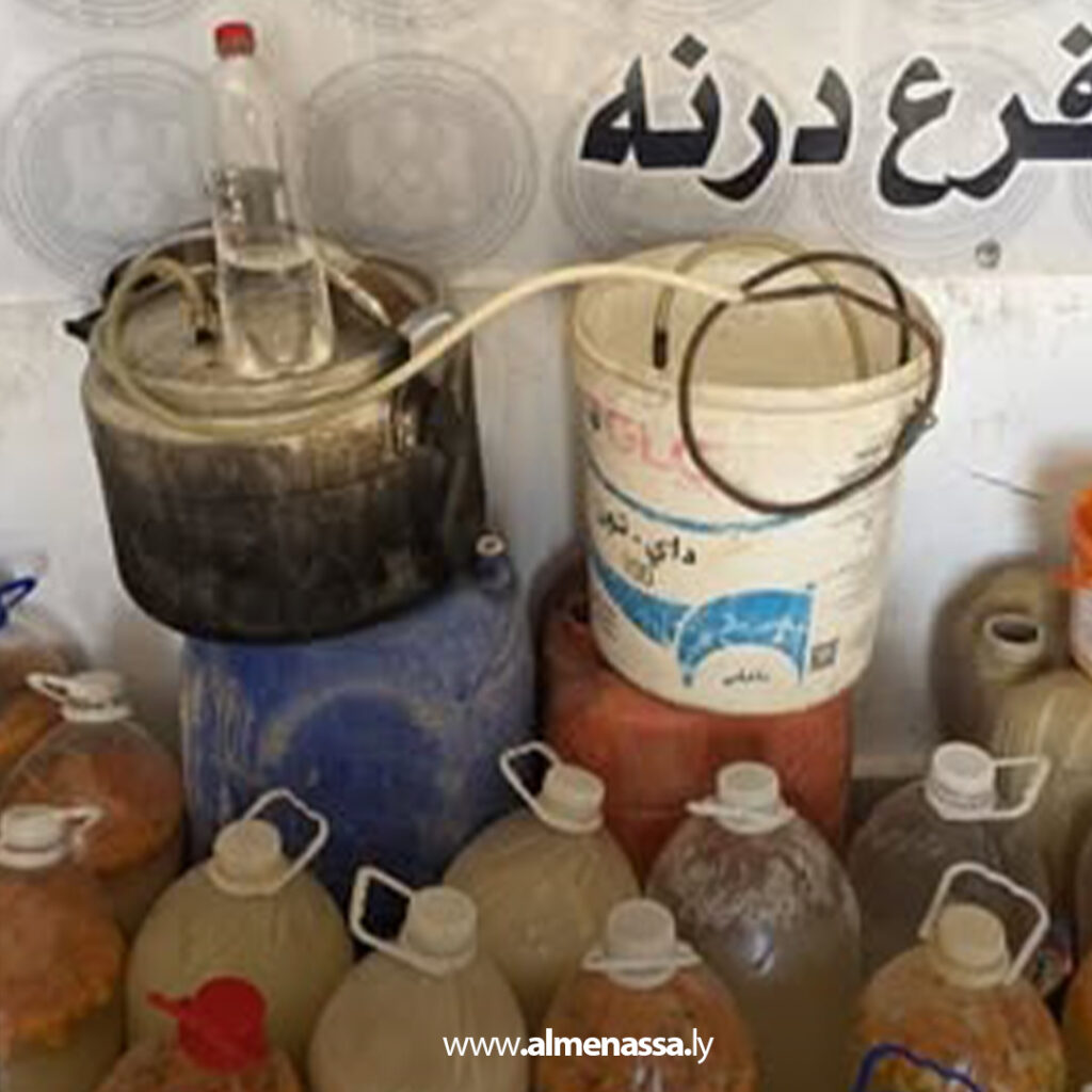 Extra 82.jpg1 82 البحث الجنائي بدرنة يُداهم مصنع خمور محلية في رأس التين ويضبط ثلاثة متهمين في حالة سُكر