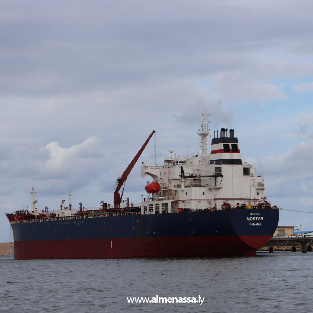 Extra 01 6 إرساء ناجح لناقلة البنزين MOSTAR في المنطقة الحرة جليانة رغم التقلبات الجوية