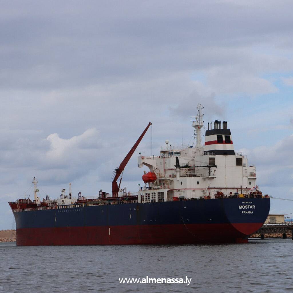 Extra 02 3 إرساء ناجح لناقلة البنزين MOSTAR في المنطقة الحرة جليانة رغم التقلبات الجوية