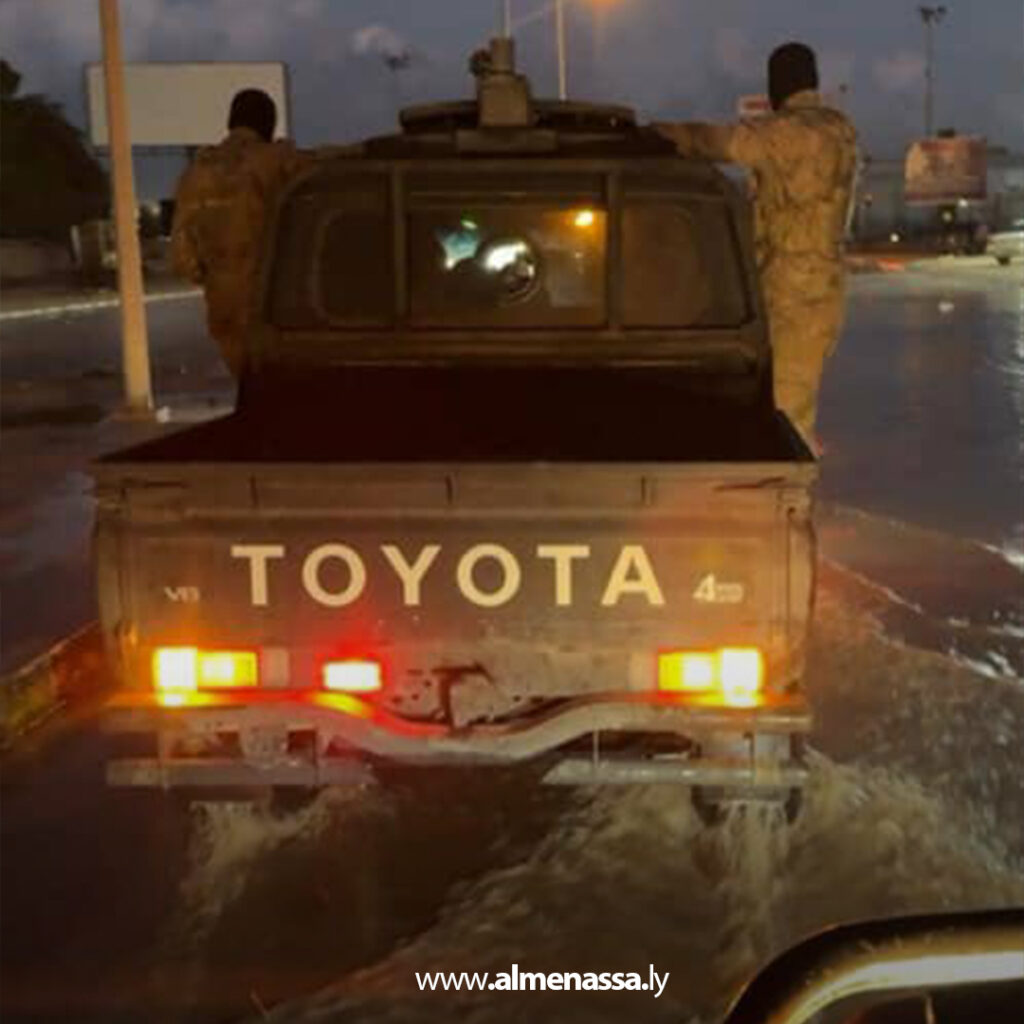 Extra 109 قوة مكافحة الإرهاب تشارك في عمليات إنقاذ المتضررين من الأمطار بمصراتة