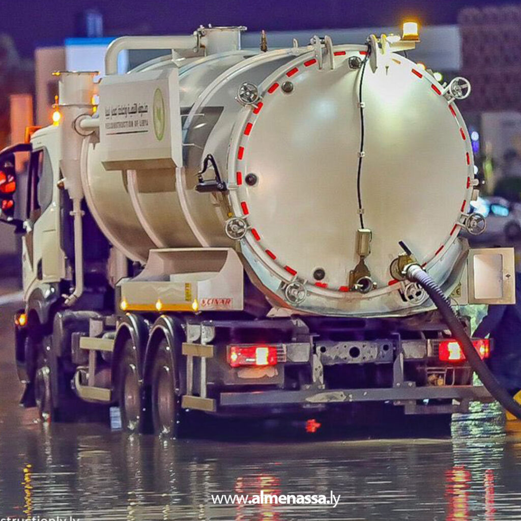 Extra 11.jpg11111 11 فرق الطوارئ بصندوق الإعمار تتحرك فورًا لمعالجة تجمعات مياه الأمطار