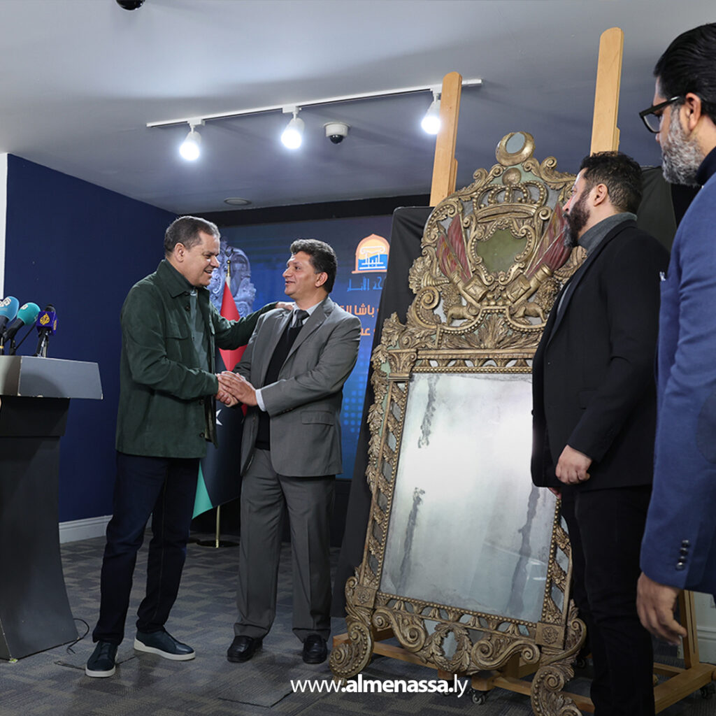 Extra 11.jpg4 11 بحضور الدبيبة .. مصلحة الآثار تتسلم مرآة قرمانلية نادرة تعود للقرن التاسع عشر