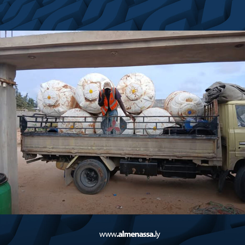 Extra 17 مداهمة وكر لتصنيع الخمور وإيواء مهاجرين غير شرعيين في تاجوراء وضبط 50 ألف لتر من المواد المشتبه بها