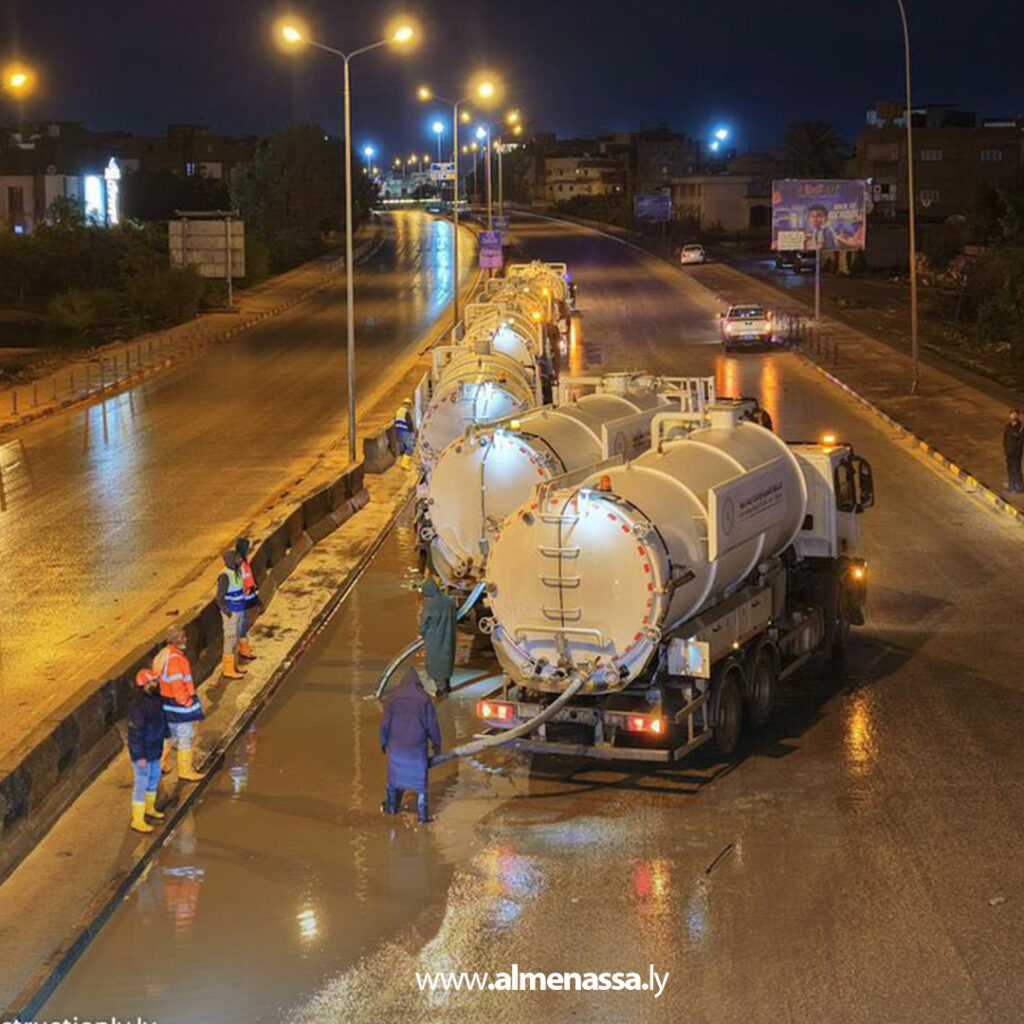 Extra 18.jpg111 18 فرق الطوارئ بصندوق الإعمار تتحرك فورًا لمعالجة تجمعات مياه الأمطار