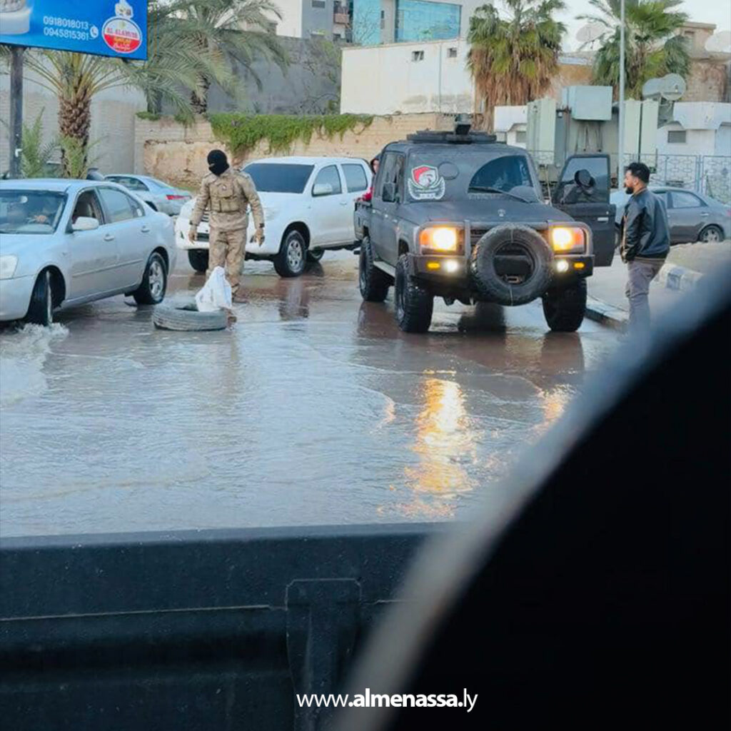 Extra 23.jpg4 23 قوة مكافحة الإرهاب تشارك في عمليات إنقاذ المتضررين من الأمطار بمصراتة