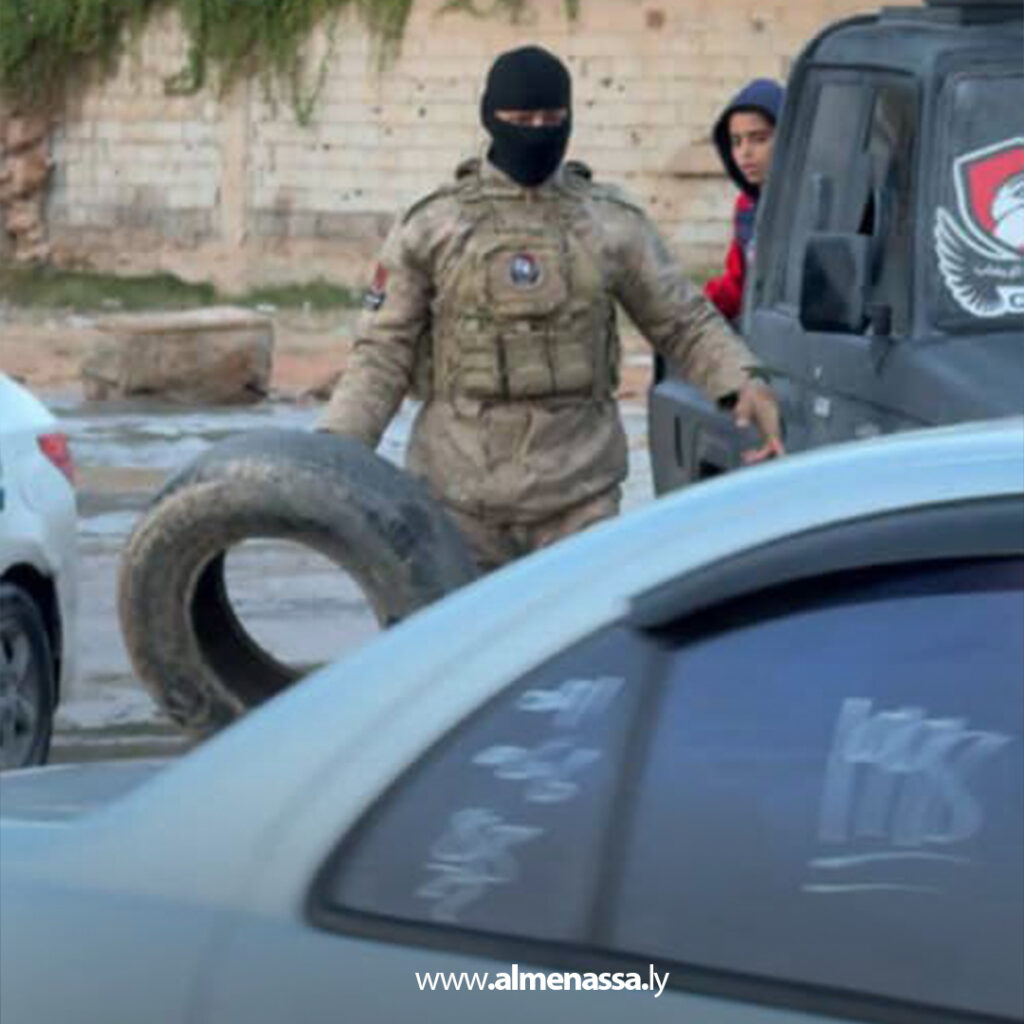 Extra 27.jpg3 27 قوة مكافحة الإرهاب تشارك في عمليات إنقاذ المتضررين من الأمطار بمصراتة