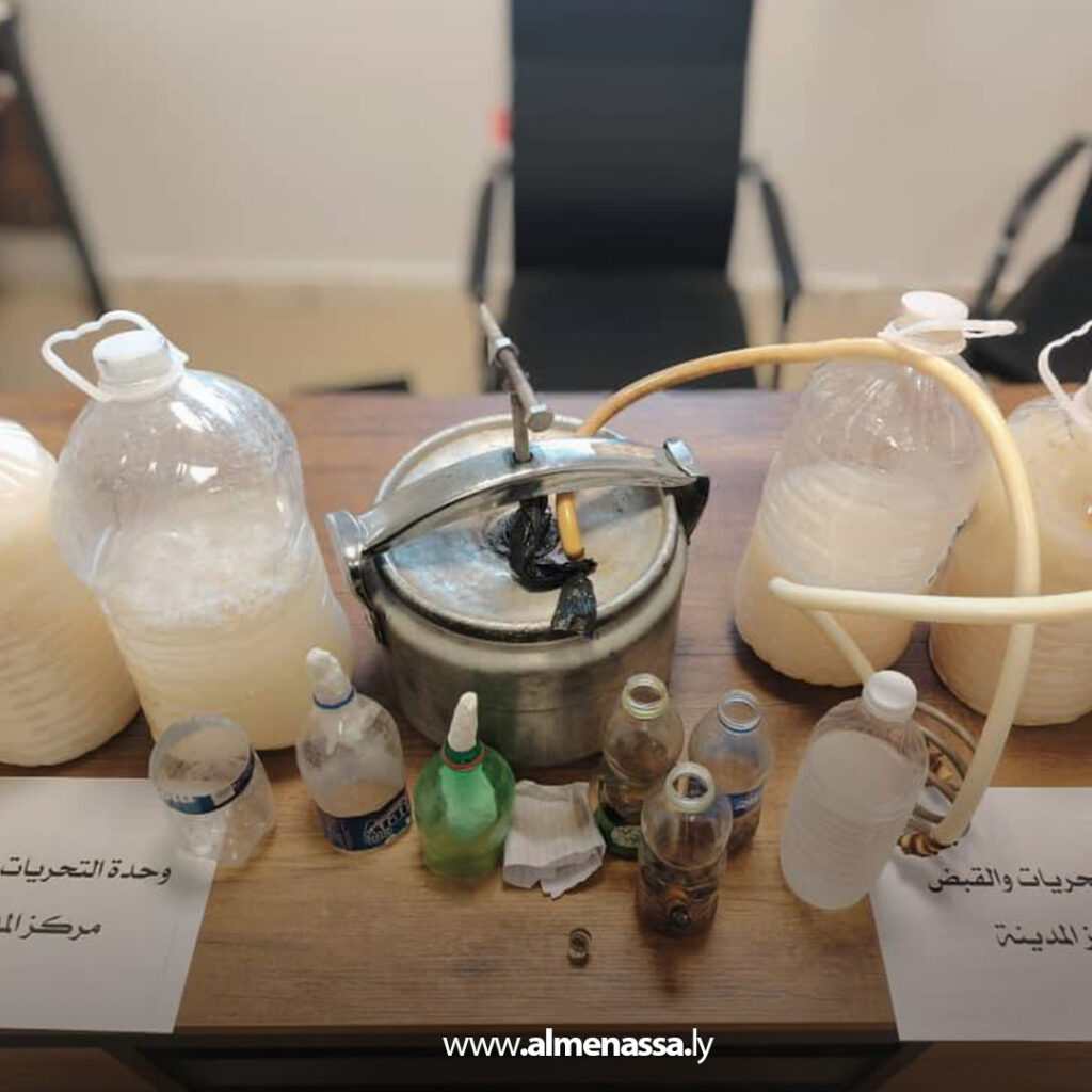 Extra 324 مداهمة منزل سكني في الكفرة تضبط مصنع خمور وتوقيف مشتبه به