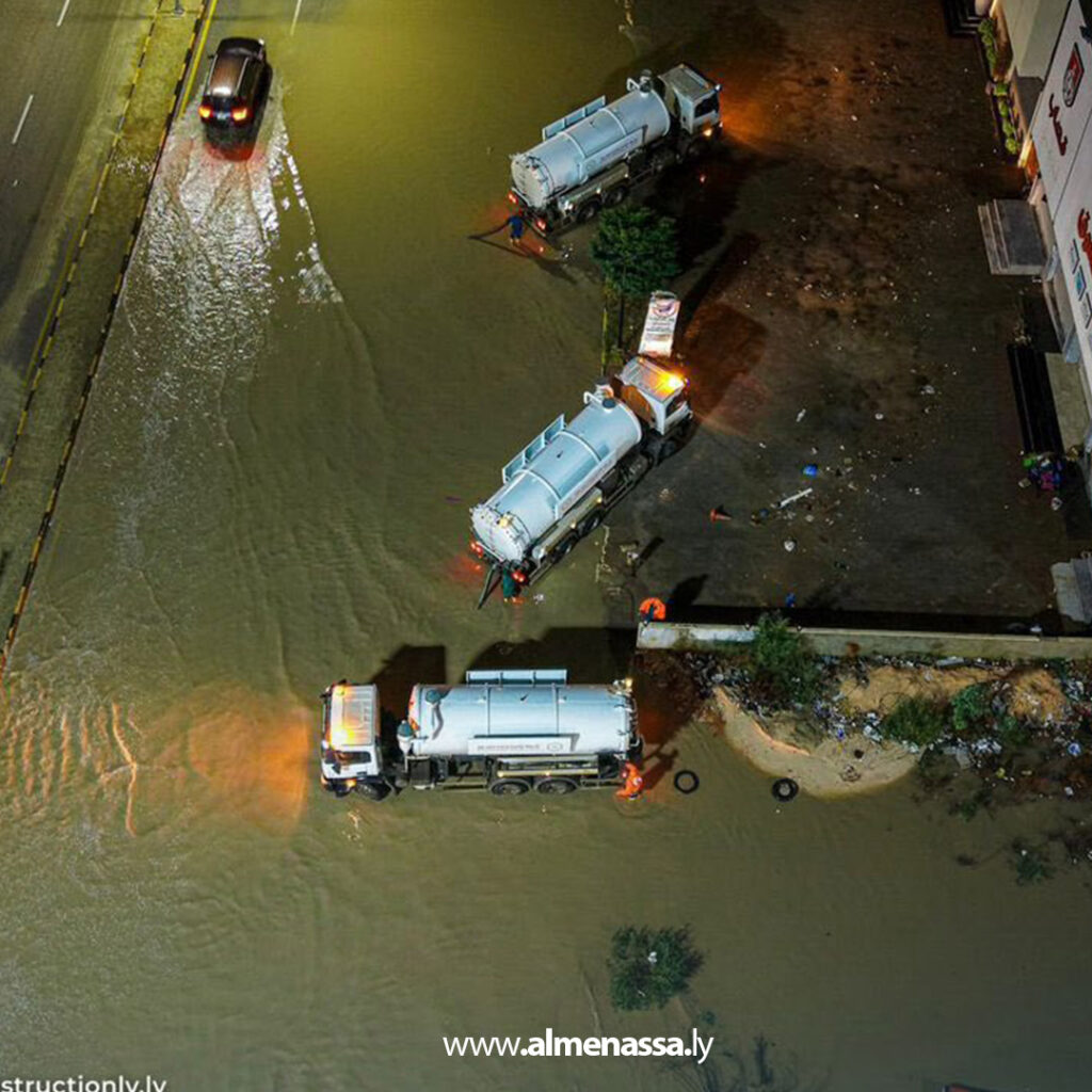 Extra 4.jpg111111111 4 فرق الطوارئ بصندوق الإعمار تتحرك فورًا لمعالجة تجمعات مياه الأمطار