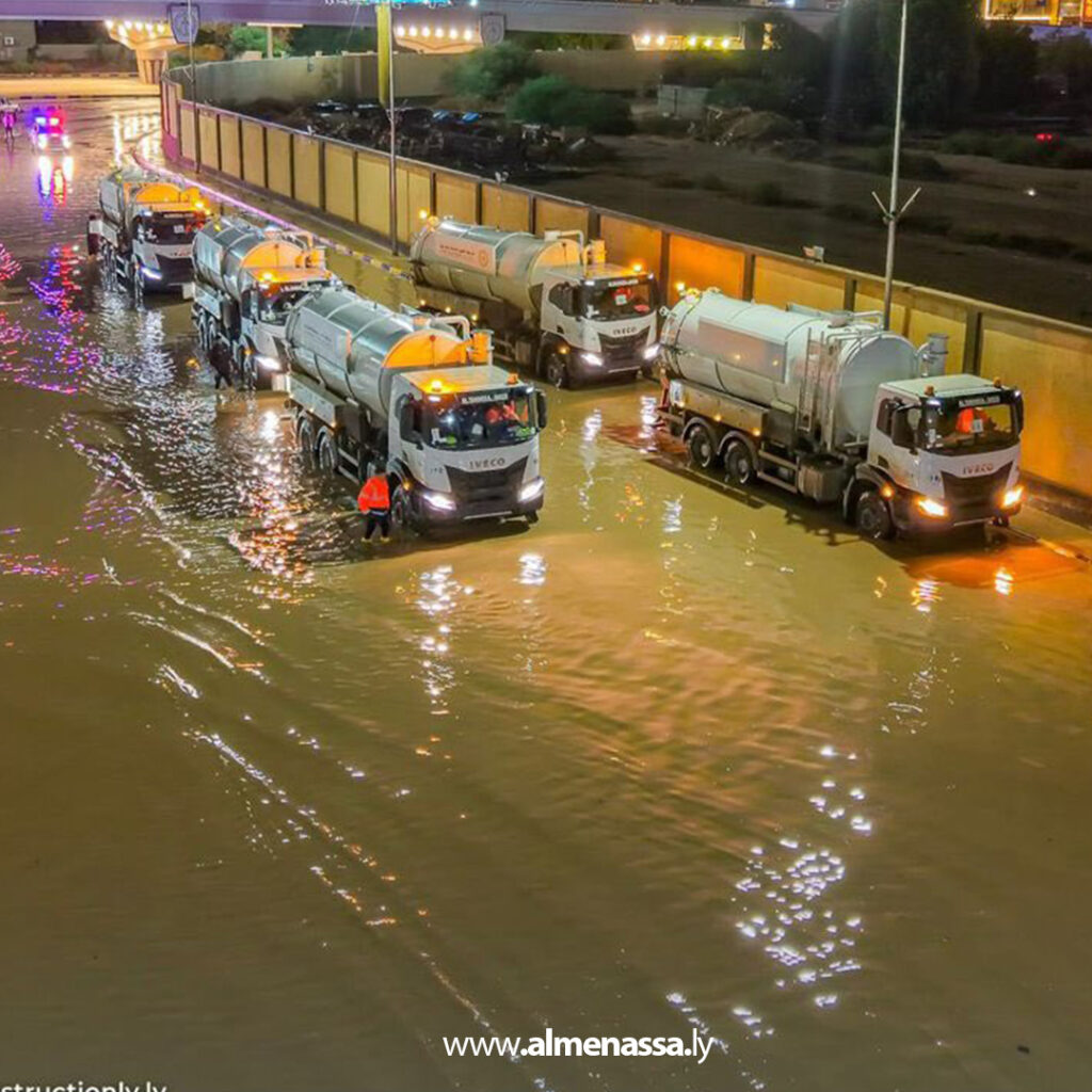 Extra 41.jpg11 41 فرق الطوارئ بصندوق الإعمار تتحرك فورًا لمعالجة تجمعات مياه الأمطار