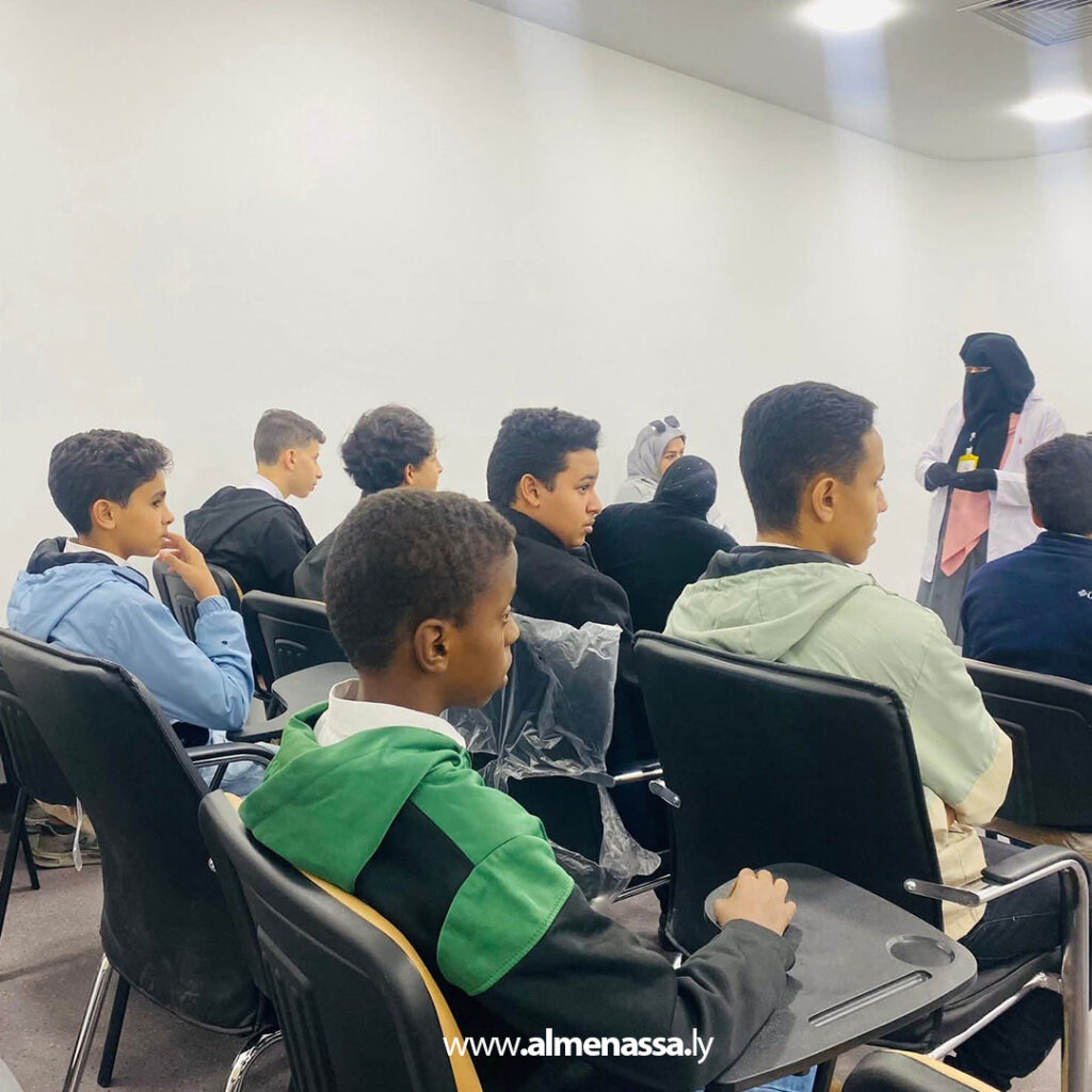 Extra 6.jpg111111 6 جولة تثقيفية لطلبة ثانوية الوحدة الوطنية بإشراف قسم التوعية والتثقيف الصحي بعيادة خالد بن الوليد