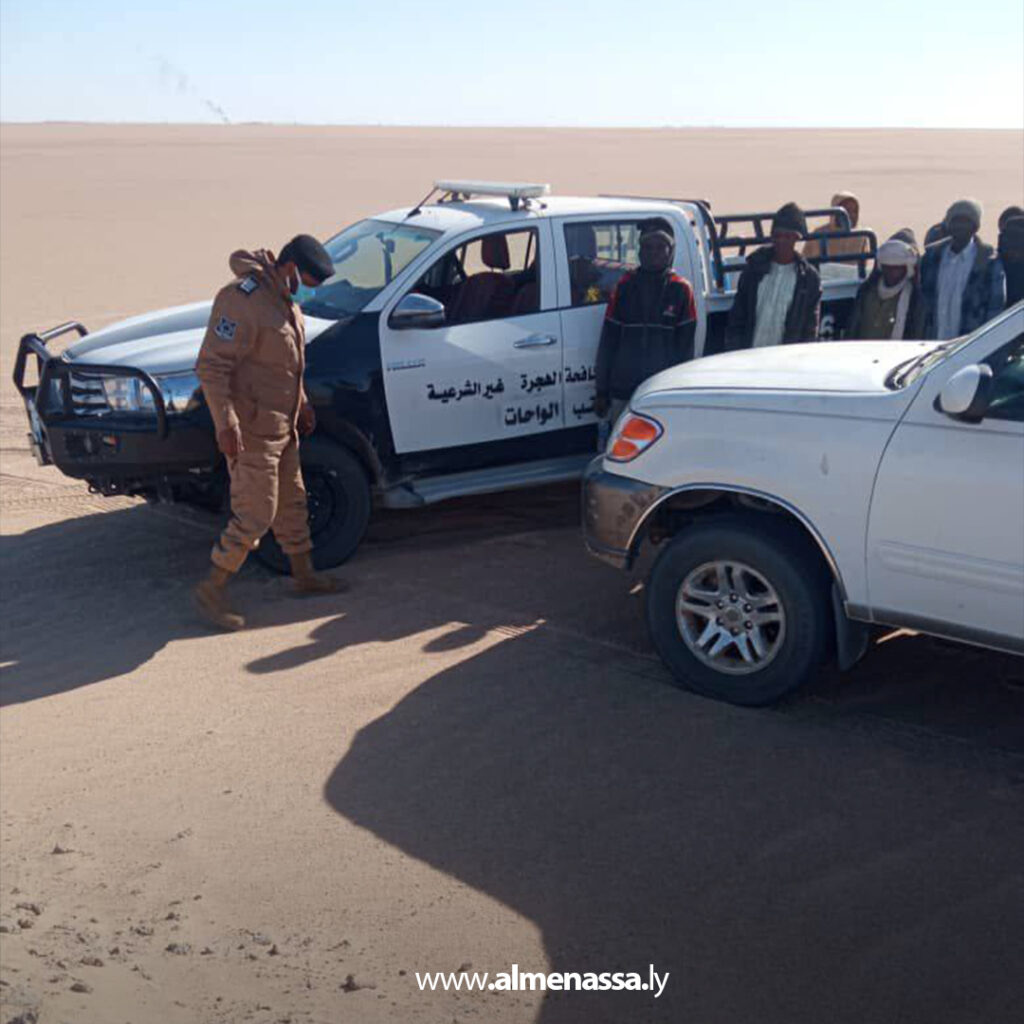 Extra 65.jpg6 65 ضبط 24 مهاجرا غير شرعي وسائقهم في الواحات خلال دورية أمنية