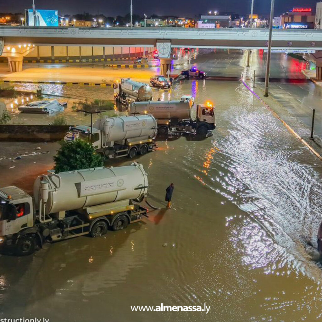 Extra 8.jpg1111111 8 فرق الطوارئ بصندوق الإعمار تتحرك فورًا لمعالجة تجمعات مياه الأمطار