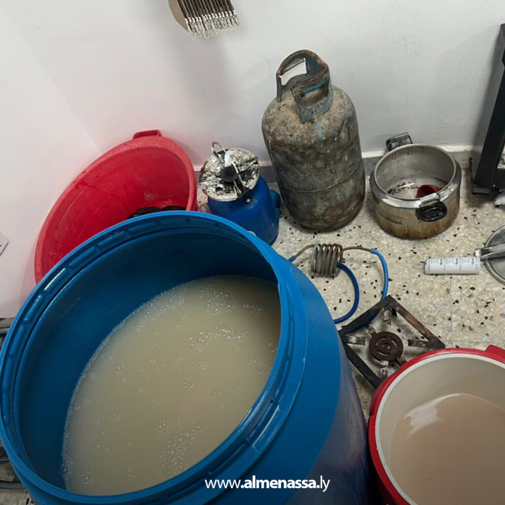 Extra 83.jpg5 83 ضبط مصنع خمور في بوعطني بواسطة جهاز البحث الجنائي