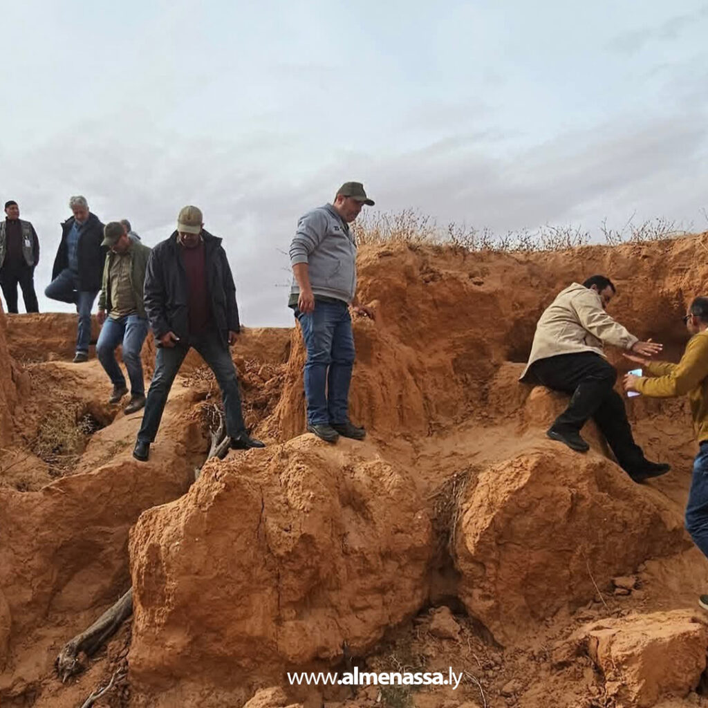 Extra 87 فريق جيولوجي يباشر معاينة الانهيارات الأرضية في أولاد أبوعائشة ببلدية اسبيعة
