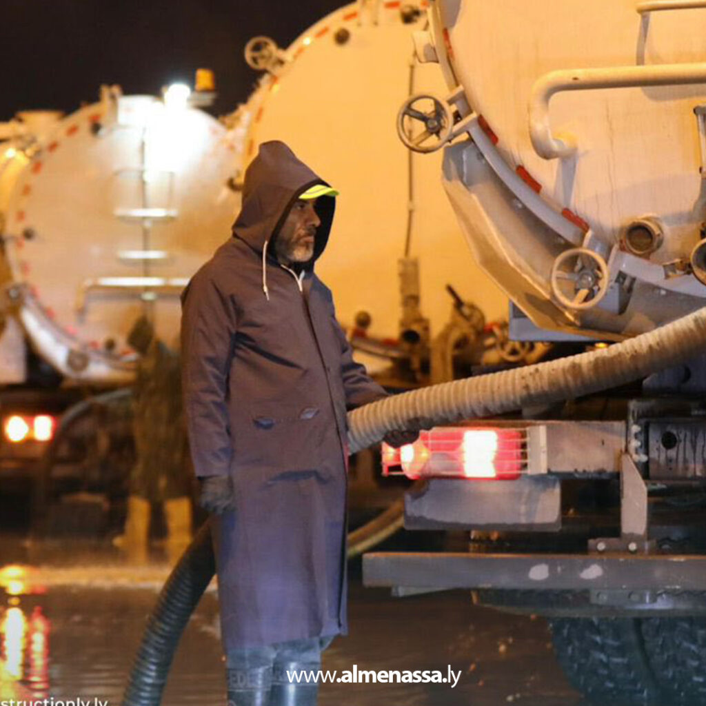 Extra 9.jpg111111 9 فرق الطوارئ بصندوق الإعمار تتحرك فورًا لمعالجة تجمعات مياه الأمطار