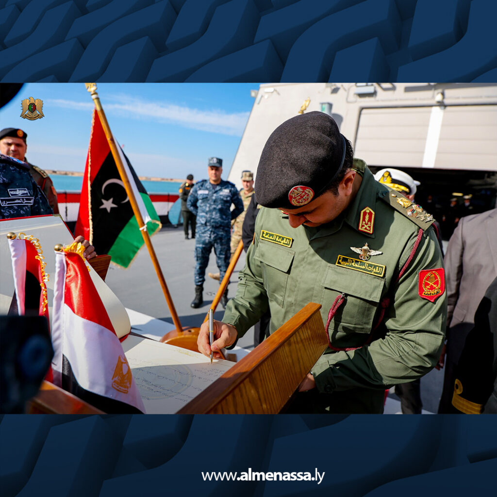 Extra 98.jpg3 98 نائب القائد العام يزور الفرقاطة المصرية "سجم بورسعيد 976" بقاعدة بنغازي البحرية