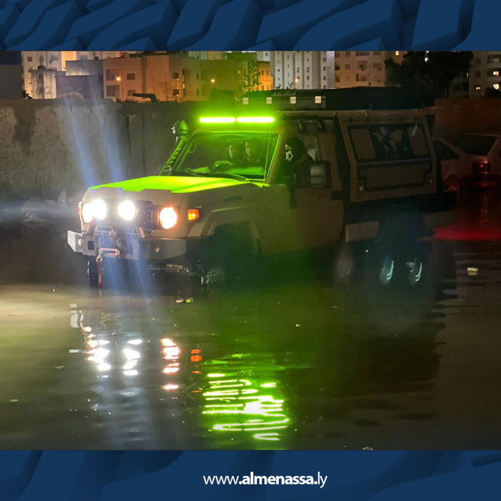 ext.jpg3 الضفادع البشرية بالقوات الخاصة تنفذ عمليات إنقاذ لعائلات محاصرة بمياه الأمطار في بنغازي