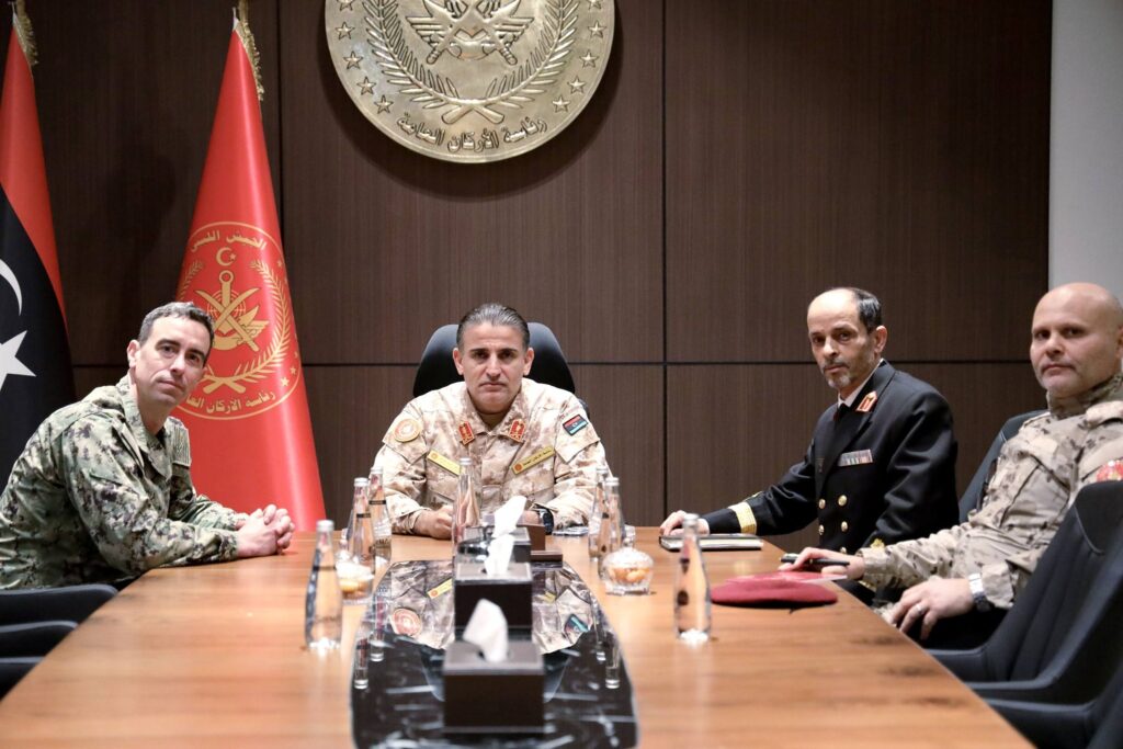 01 14 رئيس الأركان العامة يبحث مع ملحق الدفاع الأمريكي التعاون العسكري والتمرين المشترك بسرت