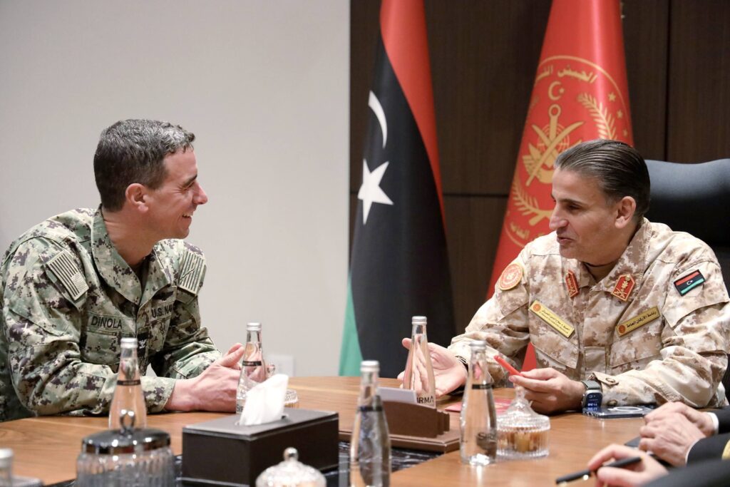 02 5 رئيس الأركان العامة يبحث مع ملحق الدفاع الأمريكي التعاون العسكري والتمرين المشترك بسرت